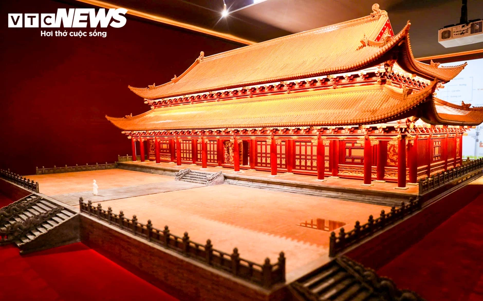 Chiêm ngưỡng mô hình phục dựng Điện Kính Thiên tại Hoàng thành Thăng Long Chiêm ngưỡng mô hình phục dựng Điện Kính Thiên tại Hoàng thành Thăng Long
