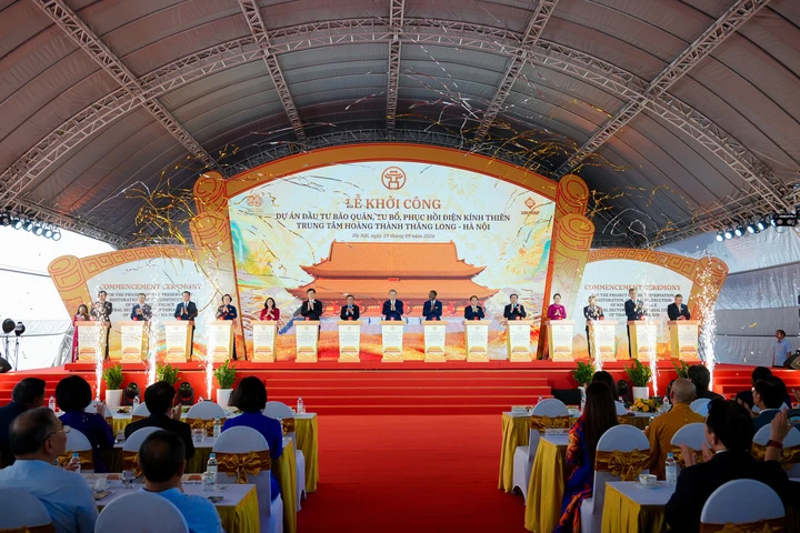 Chiêm ngưỡng mô hình phục dựng Điện Kính Thiên tại Hoàng thành Thăng Long Chiêm ngưỡng mô hình phục dựng Điện Kính Thiên tại Hoàng thành Thăng Long