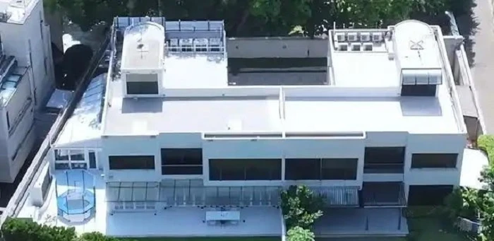 Choáng ngợp với cuộc sống của con gái Lưu Đức Hoa: Được bố chi 1650 tỷ đồng khi mới chào đời, có 3 bảo mẫu và 10 vệ sĩ túc trực Choáng ngợp với cuộc sống của con gái Lưu Đức Hoa: Được bố chi 1650 tỷ đồng khi mới chào đời, có 3 bảo mẫu và 10 vệ sĩ túc trực