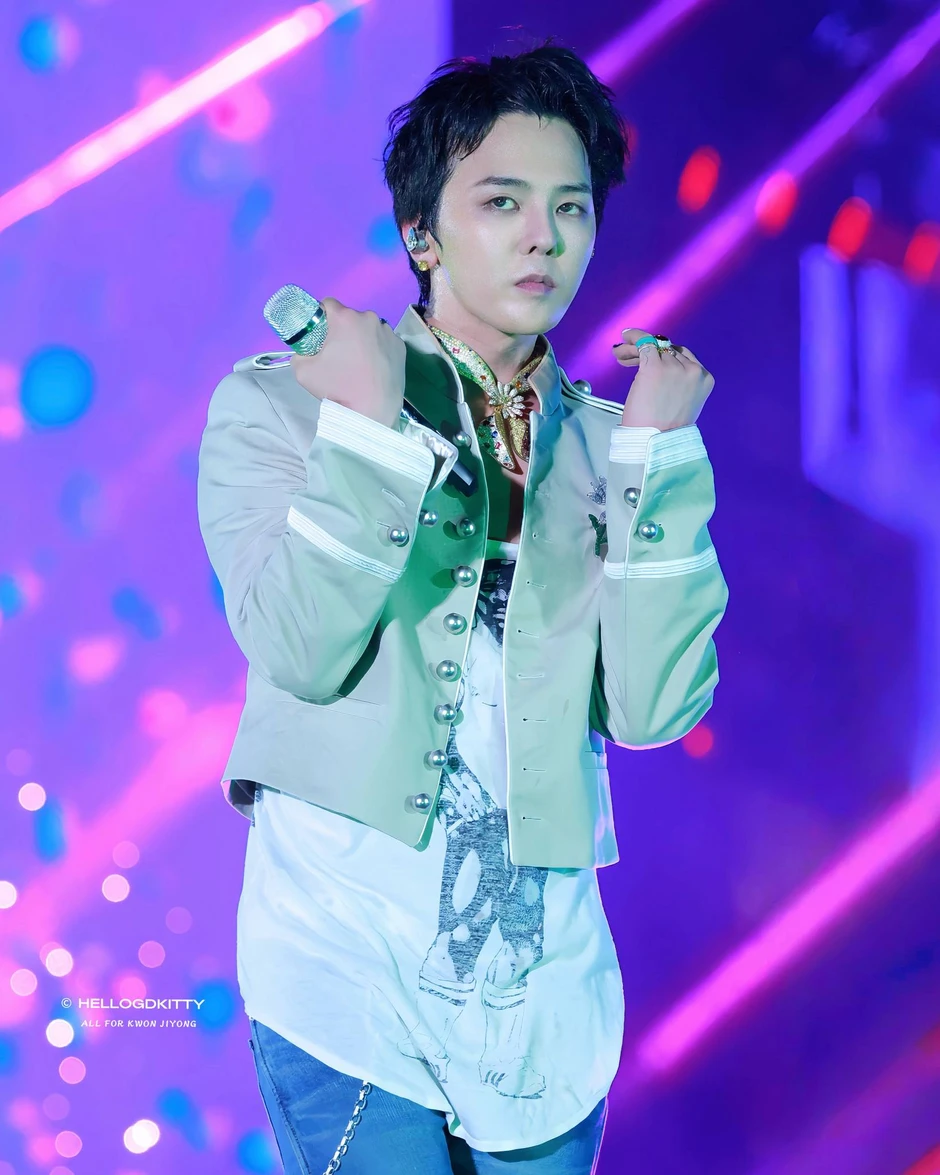 Choáng với độ giàu của G-Dragon: Chủ căn hộ 640 tỷ cho phóng thẳng siêu xe vào phòng khách, hết mua nhà đến tặng vàng 9999 cho nhân viên Choáng với độ giàu của G-Dragon: Chủ căn hộ 640 tỷ cho phóng thẳng siêu xe vào phòng khách, hết mua nhà đến tặng vàng 9999 cho nhân viên