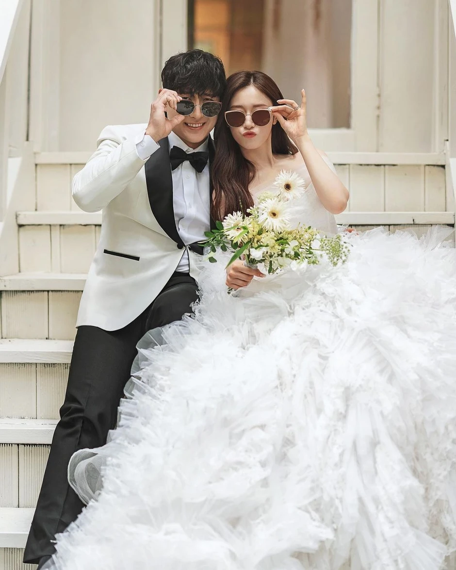 Chồng cầu thủ của mỹ nhân showbiz lộ ảnh ngoại tình với gái lạ ở bar, hôn nhân không thể cứu vãn