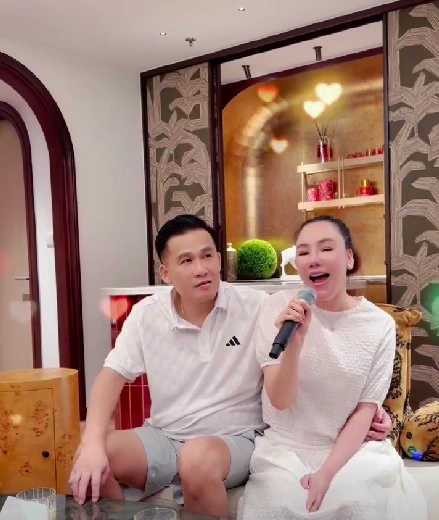 Chồng đại gia thuần chay ôm eo Hồ Quỳnh Hương trong biệt thự Chồng đại gia thuần chay ôm eo Hồ Quỳnh Hương trong biệt thự