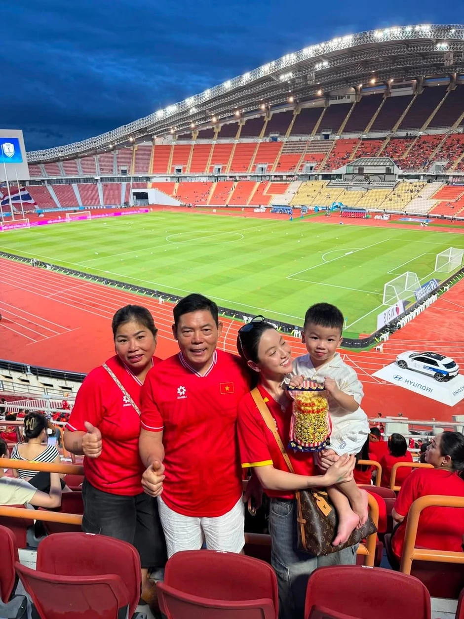 Chu Thanh Huyền hò hét khi Quang Hải nâng tỷ số 2-0