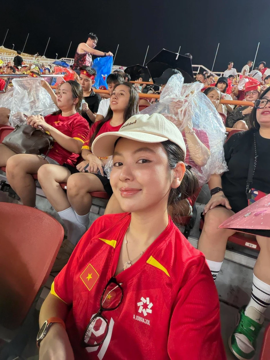 Chu Thanh Huyền hò hét khi Quang Hải nâng tỷ số 2-0