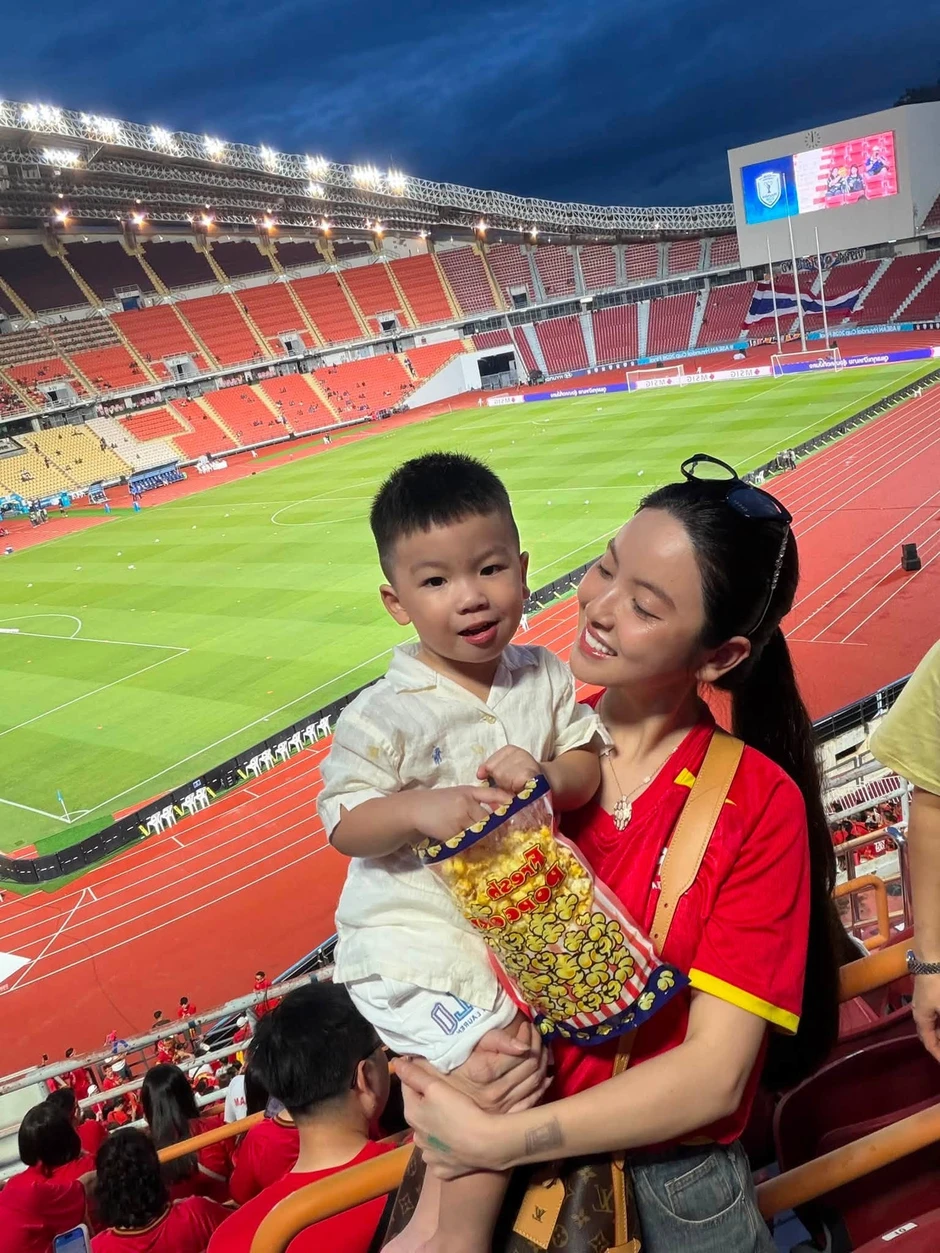 Chu Thanh Huyền hò hét khi Quang Hải nâng tỷ số 2-0