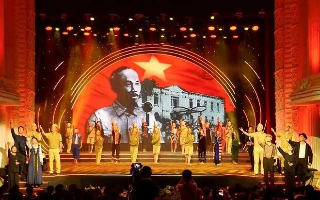 Chương trình Nghệ thuật “Hồ Chí Minh - Nguồn sáng dẫn đường” kỷ niệm 115 năm ngày Bác Hồ ra đi tìm đường cứu nước Chương trình Nghệ thuật “Hồ Chí Minh - Nguồn sáng dẫn đường” kỷ niệm 115 năm ngày Bác Hồ ra đi tìm đường cứu nước
