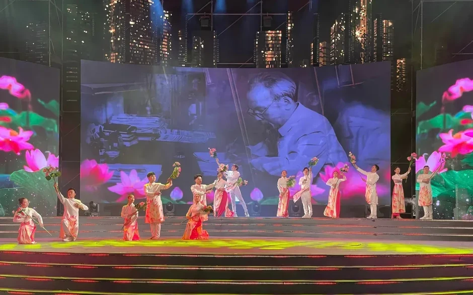 Chương trình Nghệ thuật “Hồ Chí Minh - Nguồn sáng dẫn đường” kỷ niệm 115 năm ngày Bác Hồ ra đi tìm đường cứu nước Chương trình Nghệ thuật “Hồ Chí Minh - Nguồn sáng dẫn đường” kỷ niệm 115 năm ngày Bác Hồ ra đi tìm đường cứu nước
