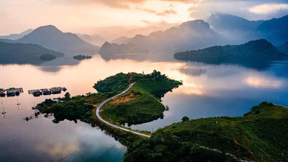 Chương trình nghệ thuật thực cảnh 'Long mạch Nà Hang' đưa khán giả nhập vai Chương trình nghệ thuật thực cảnh 'Long mạch Nà Hang' đưa khán giả nhập vai