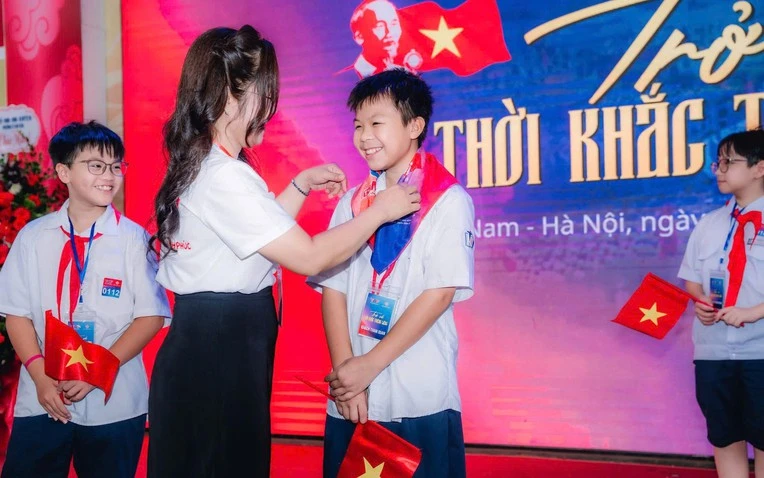 Chương trình "Trở về thời khắc thiêng liêng" hút hơn 3000 người tham dự Chương trình "Trở về thời khắc thiêng liêng" hút hơn 3000 người tham dự