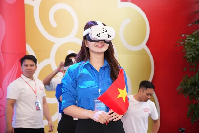 Chương trình "Trở về thời khắc thiêng liêng" hút hơn 3000 người tham dự Chương trình "Trở về thời khắc thiêng liêng" hút hơn 3000 người tham dự