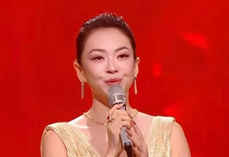 Chương Tử Di mặt mũi sưng phồng đến mức mở mắt không nổi trên sóng truyền hình