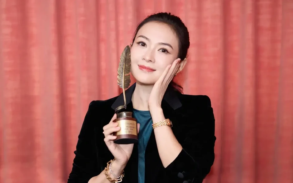 Chương Tử Di nhận giải thưởng ở Hong Kong (Trung Quốc) Chương Tử Di nhận giải thưởng ở Hong Kong (Trung Quốc)