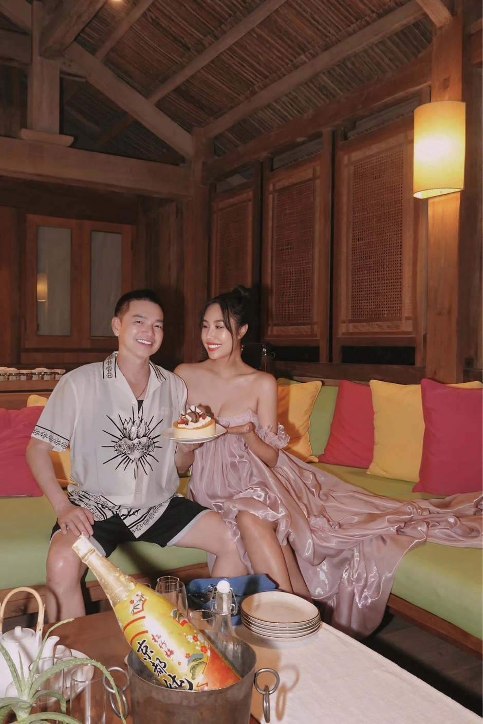 Chuyến đi của nghệ sĩ Quang Minh và vợ kém 37 tuổi Chuyến đi của nghệ sĩ Quang Minh và vợ kém 37 tuổi