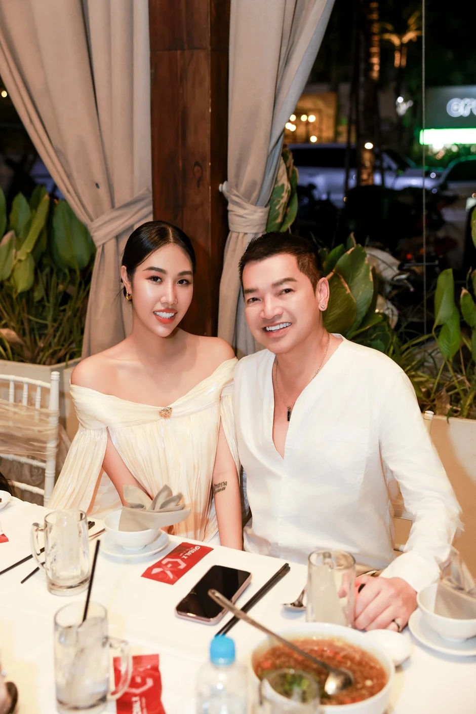 Chuyến đi của nghệ sĩ Quang Minh và vợ kém 37 tuổi Chuyến đi của nghệ sĩ Quang Minh và vợ kém 37 tuổi