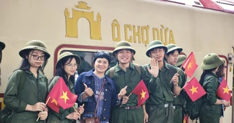 Chuyến tàu tại Hà Nội tái hiện ký ức lịch sử dịp 30/4