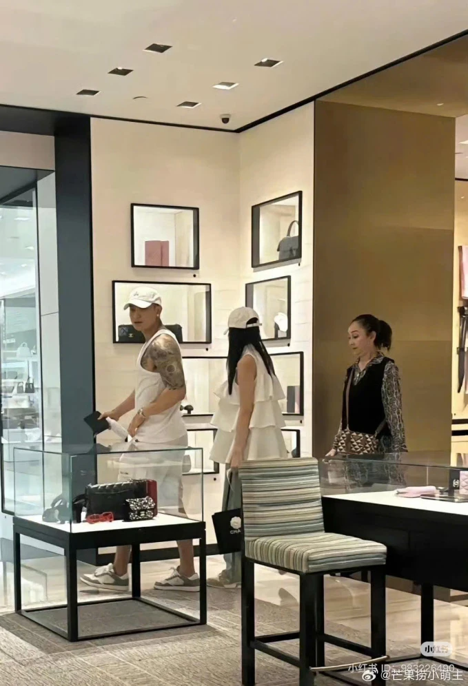 Chuyện tình của chủ tịch showbiz và "nàng thơ" vừa công khai con đầu lòng chỉ toàn là giả dối?