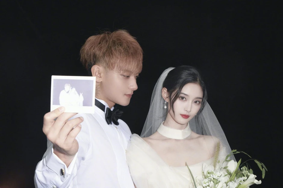 Chuyện tình của chủ tịch showbiz và "nàng thơ" vừa công khai con đầu lòng chỉ toàn là giả dối?