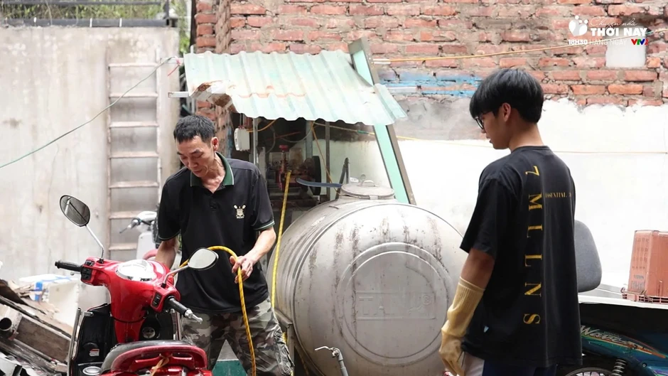 Chyện nhà thời nay: Câu chuyện về người cha sửa xe máy có con du học Mỹ khiến khán giả nghẹn lòng Chyện nhà thời nay: Câu chuyện về người cha sửa xe máy có con du học Mỹ khiến khán giả nghẹn lòng