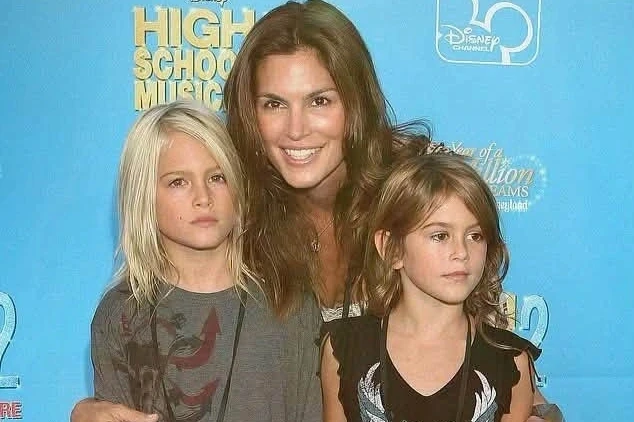 Cindy Crawford và nỗi đau mất con: “Trong mắt mẹ, con chỉ là con trai nhỏ” Cindy Crawford và nỗi đau mất con: “Trong mắt mẹ, con chỉ là con trai nhỏ”