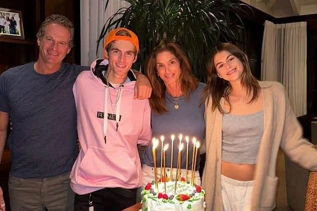 Cindy Crawford và nỗi đau mất con: “Trong mắt mẹ, con chỉ là con trai nhỏ” Cindy Crawford và nỗi đau mất con: “Trong mắt mẹ, con chỉ là con trai nhỏ”