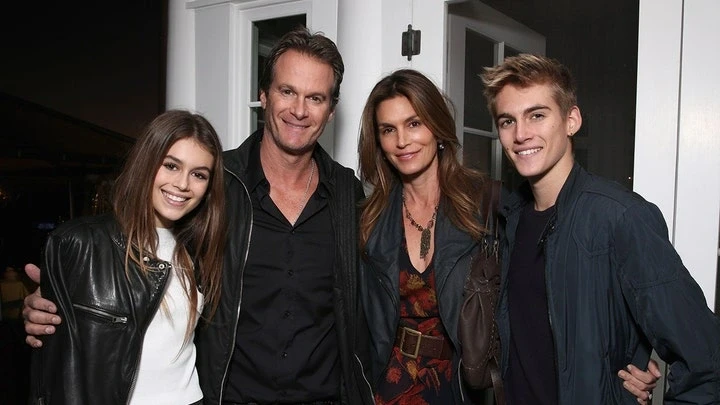 Cindy Crawford và nỗi đau mất con: “Trong mắt mẹ, con chỉ là con trai nhỏ” Cindy Crawford và nỗi đau mất con: “Trong mắt mẹ, con chỉ là con trai nhỏ”