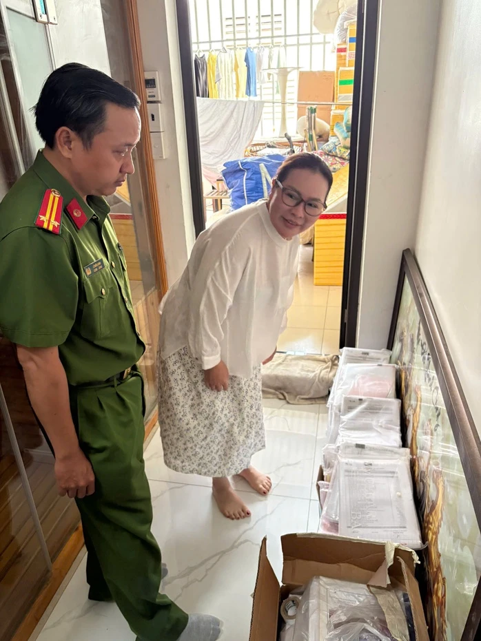 CLIP: Công an TPHCM khám xét nhà doanh nhân Nguyễn Ngọc Tiền CLIP: Công an TPHCM khám xét nhà doanh nhân Nguyễn Ngọc Tiền