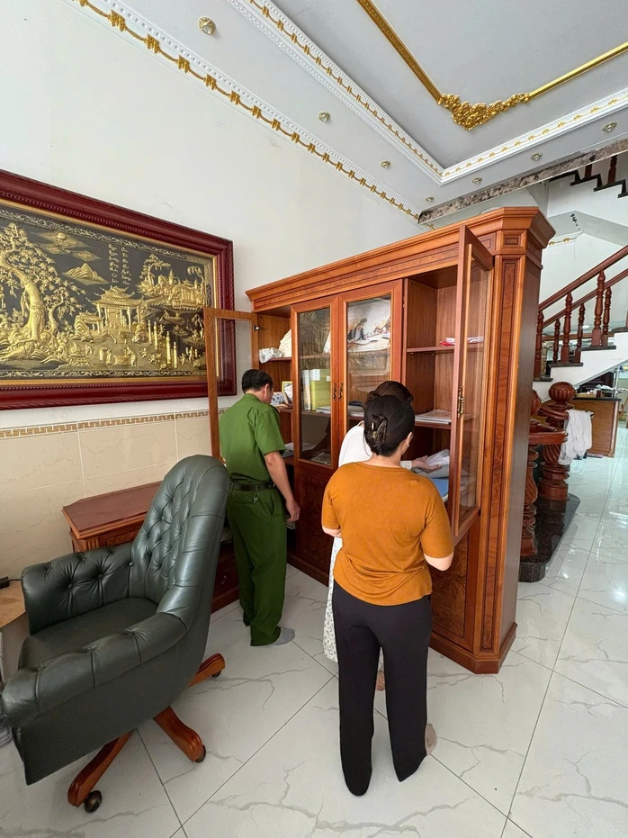 CLIP: Công an TPHCM khám xét nhà doanh nhân Nguyễn Ngọc Tiền CLIP: Công an TPHCM khám xét nhà doanh nhân Nguyễn Ngọc Tiền