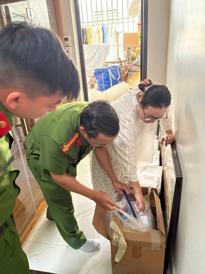 CLIP: Công an TPHCM khám xét nhà doanh nhân Nguyễn Ngọc Tiền CLIP: Công an TPHCM khám xét nhà doanh nhân Nguyễn Ngọc Tiền