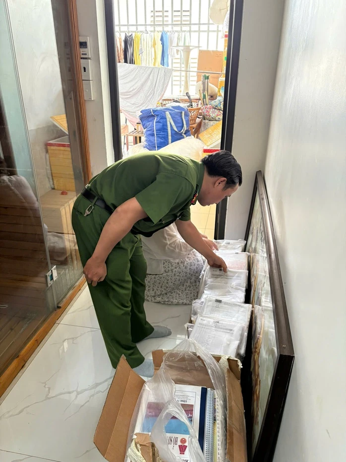 CLIP: Công an TPHCM khám xét nhà doanh nhân Nguyễn Ngọc Tiền CLIP: Công an TPHCM khám xét nhà doanh nhân Nguyễn Ngọc Tiền