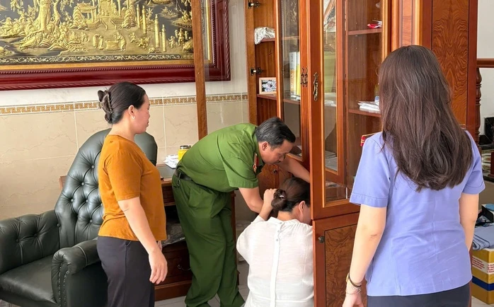 CLIP: Công an TPHCM khám xét nhà doanh nhân Nguyễn Ngọc Tiền CLIP: Công an TPHCM khám xét nhà doanh nhân Nguyễn Ngọc Tiền