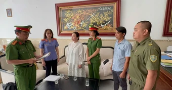 CLIP: Công an TPHCM khám xét nhà doanh nhân Nguyễn Ngọc Tiền