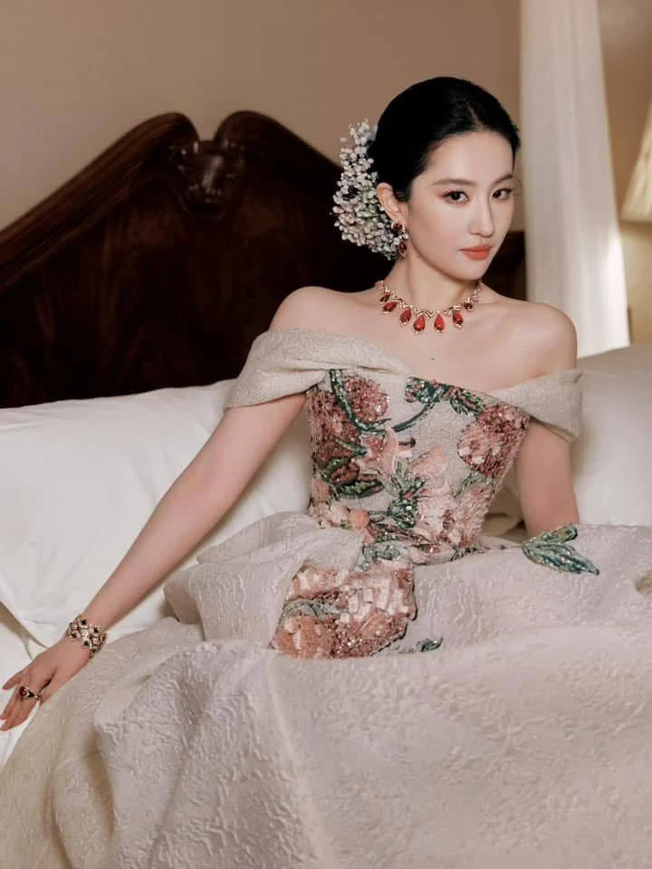 Clip năm 2009 đã dự báo trước về độ hot của Lưu Diệc Phi, mỹ nhân 22 tuổi vươn mình một bước thành "thần tiên tỷ tỷ" Clip năm 2009 đã dự báo trước về độ hot của Lưu Diệc Phi, mỹ nhân 22 tuổi vươn mình một bước thành "thần tiên tỷ tỷ"
