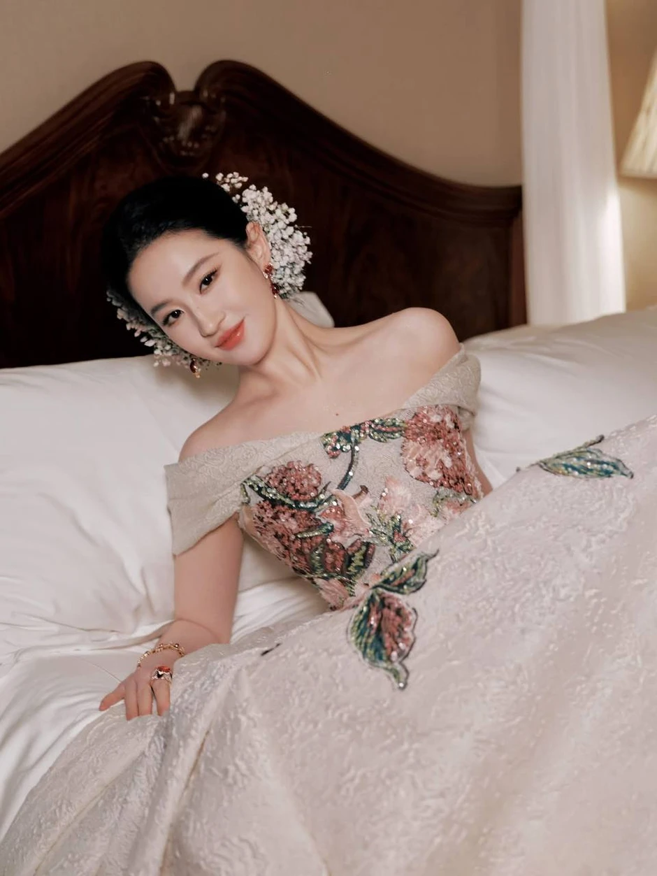 Clip năm 2009 đã dự báo trước về độ hot của Lưu Diệc Phi, mỹ nhân 22 tuổi vươn mình một bước thành "thần tiên tỷ tỷ" Clip năm 2009 đã dự báo trước về độ hot của Lưu Diệc Phi, mỹ nhân 22 tuổi vươn mình một bước thành "thần tiên tỷ tỷ"
