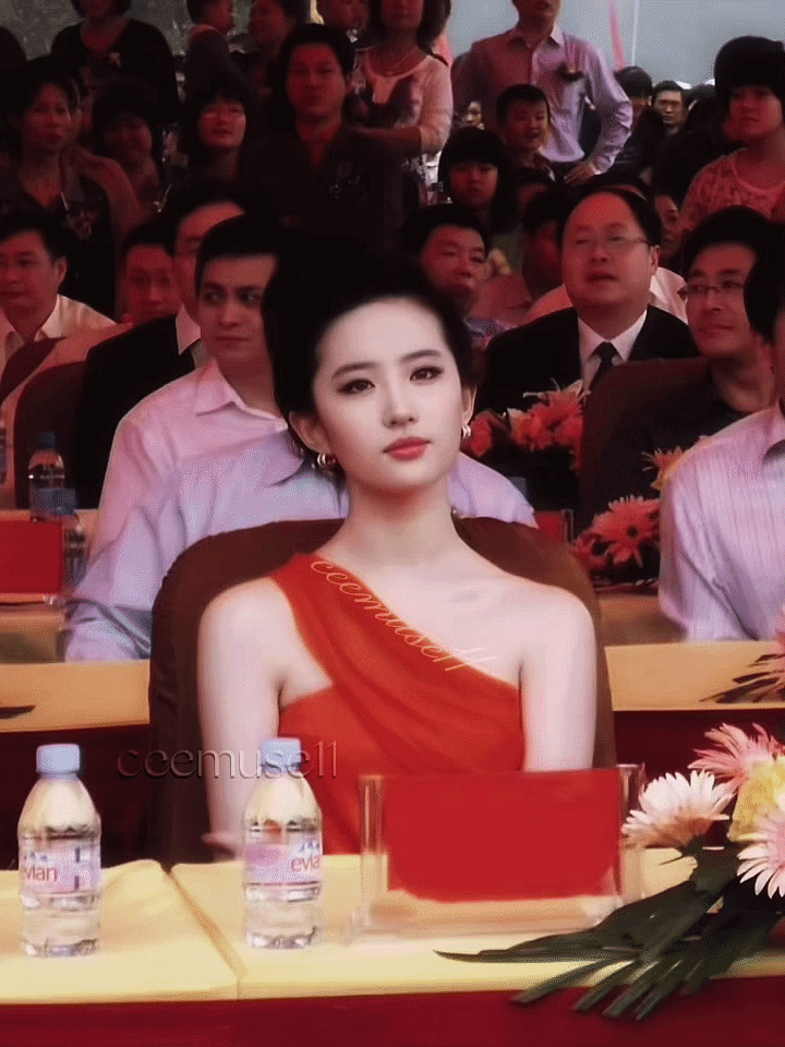 Clip năm 2009 đã dự báo trước về độ hot của Lưu Diệc Phi, mỹ nhân 22 tuổi vươn mình một bước thành "thần tiên tỷ tỷ" Clip năm 2009 đã dự báo trước về độ hot của Lưu Diệc Phi, mỹ nhân 22 tuổi vươn mình một bước thành "thần tiên tỷ tỷ"