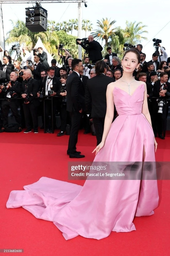 Clip sốc tại Cannes 2026: Yoona "bật mode" hủy diệt ống kính tử thần, nào ngờ bị đuổi đến tận 3 lần trên thảm đỏ? Clip sốc tại Cannes 2026: Yoona "bật mode" hủy diệt ống kính tử thần, nào ngờ bị đuổi đến tận 3 lần trên thảm đỏ?
