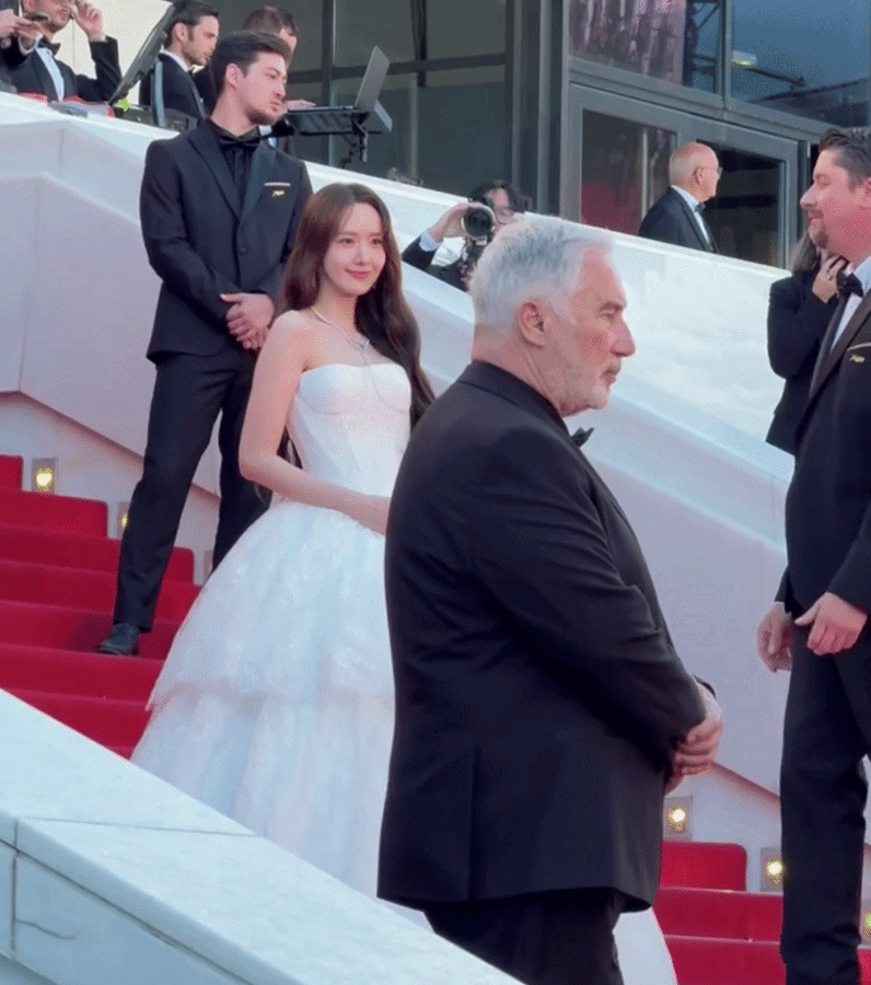 Clip sốc tại Cannes 2026: Yoona "bật mode" hủy diệt ống kính tử thần, nào ngờ bị đuổi đến tận 3 lần trên thảm đỏ? Clip sốc tại Cannes 2026: Yoona "bật mode" hủy diệt ống kính tử thần, nào ngờ bị đuổi đến tận 3 lần trên thảm đỏ?