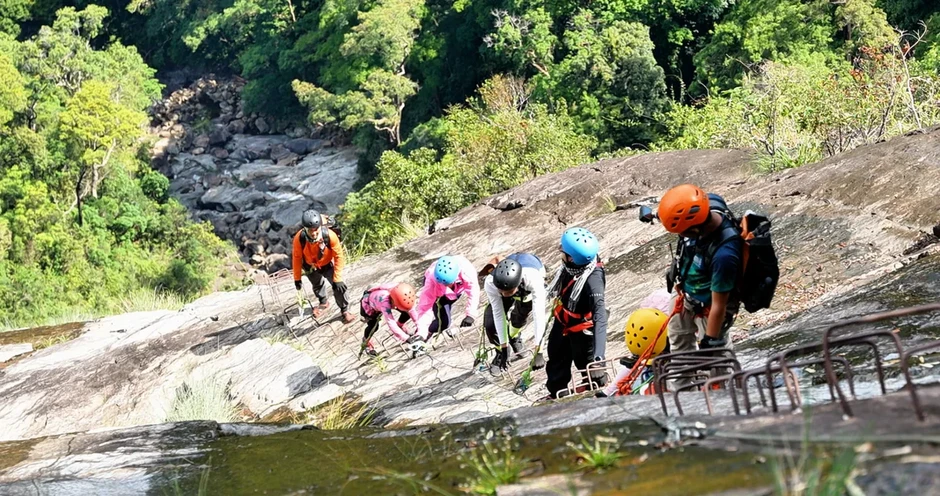 Cô bé 12 tuổi chinh phục thác Đỗ Quyên cùng Cha con vạn dặm Cô bé 12 tuổi chinh phục thác Đỗ Quyên cùng Cha con vạn dặm