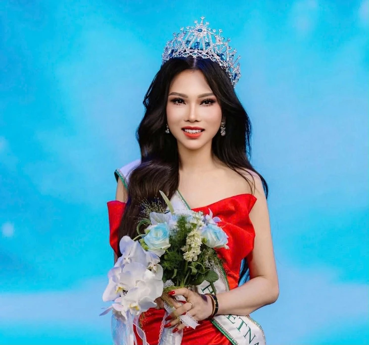 Cô bé mồ côi cả cha mẹ năm 3 tuổi Nguyễn Khuê Thu đăng quang Mrs Earth Vietnam 2026 Cô bé mồ côi cả cha mẹ năm 3 tuổi Nguyễn Khuê Thu đăng quang Mrs Earth Vietnam 2026