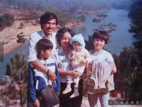 Cô bé theo mẹ bán nước mía giờ là dâu nhà tỷ phú, sống trong biệt thự triệu đô ở Thảo Điền (TP.HCM)