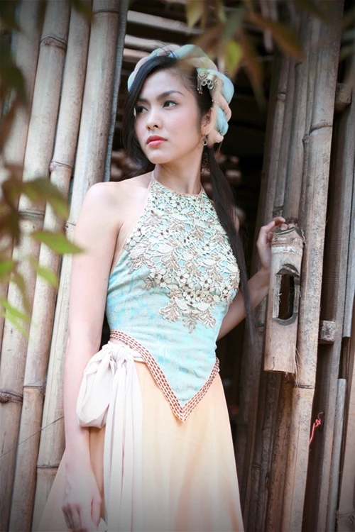 Cô bé theo mẹ bán nước mía giờ là dâu nhà tỷ phú, sống trong biệt thự triệu đô ở Thảo Điền (TP.HCM)