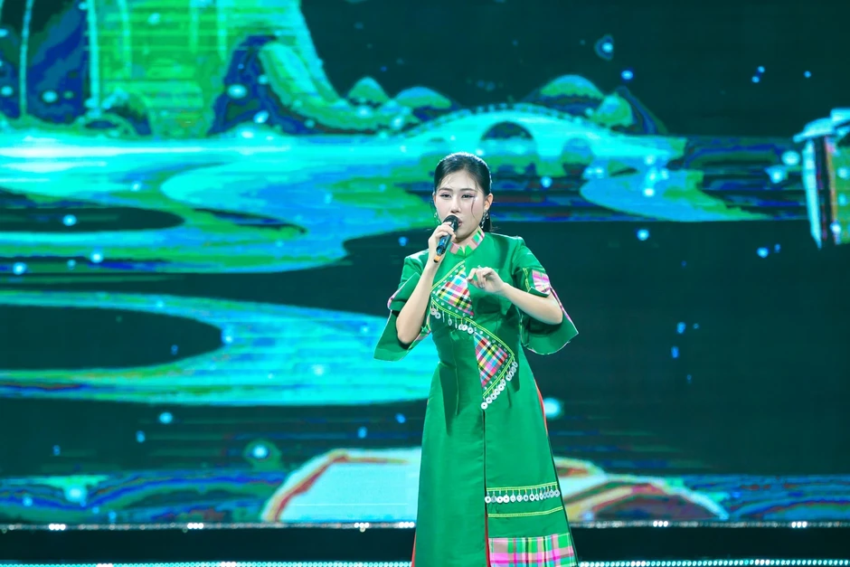 Cô gái hát 'Bài ca đất phương Nam' bị danh ca Thái Châu góp ý Cô gái hát 'Bài ca đất phương Nam' bị danh ca Thái Châu góp ý