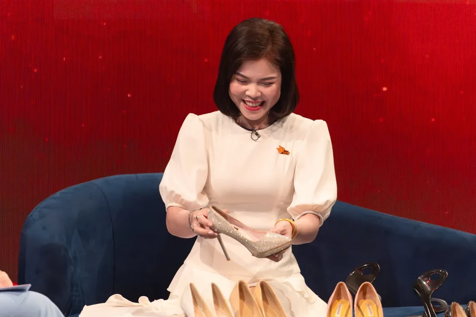 Cô gái một chân vẫn mang giày cao gót và nhảy múa giữa cuộc đời Cô gái một chân vẫn mang giày cao gót và nhảy múa giữa cuộc đời