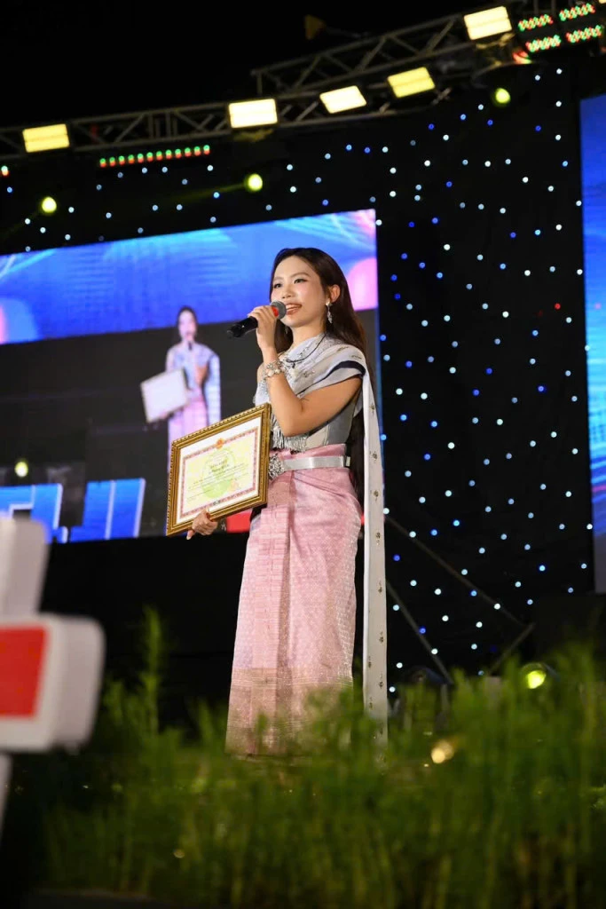 Cô gái quê TP.HCM 19 tuổi tự lập công ty, làm show miễn phí, liên tục được khen thưởng cấp quốc gia Cô gái quê TP.HCM 19 tuổi tự lập công ty, làm show miễn phí, liên tục được khen thưởng cấp quốc gia