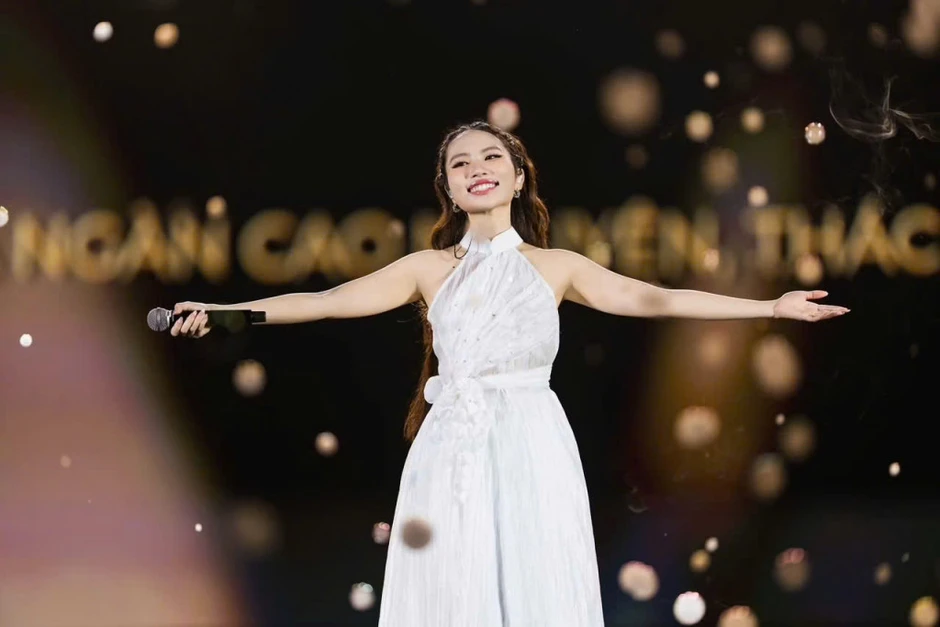 Cô gái quê TP.HCM 19 tuổi tự lập công ty, làm show miễn phí, liên tục được khen thưởng cấp quốc gia Cô gái quê TP.HCM 19 tuổi tự lập công ty, làm show miễn phí, liên tục được khen thưởng cấp quốc gia