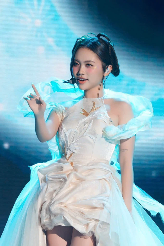 Cô gái quê TP.HCM 19 tuổi tự lập công ty, làm show miễn phí, liên tục được khen thưởng cấp quốc gia Cô gái quê TP.HCM 19 tuổi tự lập công ty, làm show miễn phí, liên tục được khen thưởng cấp quốc gia
