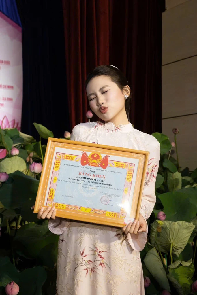 Cô gái quê TP.HCM 19 tuổi tự lập công ty, làm show miễn phí, liên tục được khen thưởng cấp quốc gia Cô gái quê TP.HCM 19 tuổi tự lập công ty, làm show miễn phí, liên tục được khen thưởng cấp quốc gia