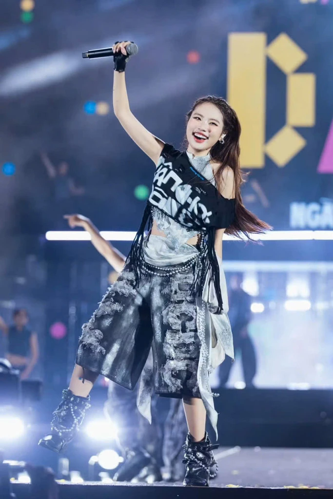 Cô gái quê TP.HCM 19 tuổi tự lập công ty, làm show miễn phí, liên tục được khen thưởng cấp quốc gia Cô gái quê TP.HCM 19 tuổi tự lập công ty, làm show miễn phí, liên tục được khen thưởng cấp quốc gia