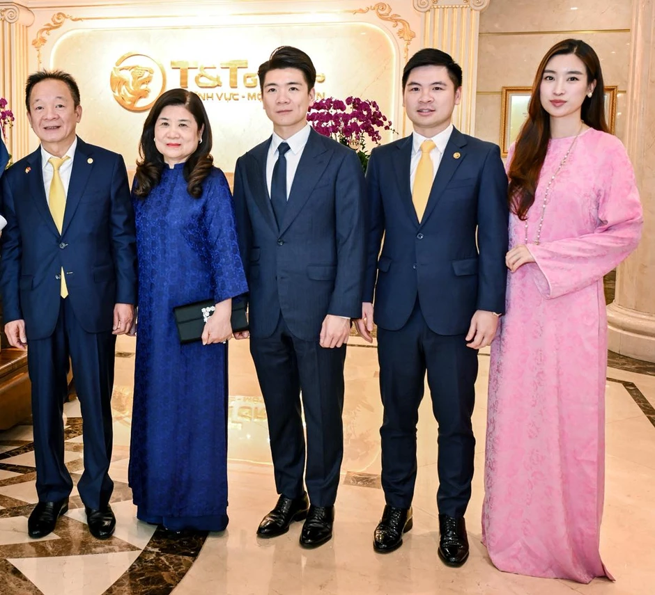 Cô gái từng đi bán quần áo, 10 năm trước phải mượn váy để thi hoa hậu, nay là con dâu đại gia, giữ chức Phó Chủ tịch