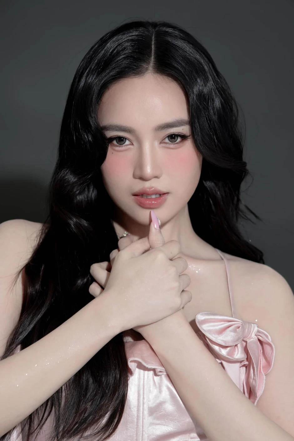 Cô gái Việt được đặc cách tốt nghiệp đại học vì quá đẳng cấp, đẹp đến mức hút 13,7 tỷ view Cô gái Việt được đặc cách tốt nghiệp đại học vì quá đẳng cấp, đẹp đến mức hút 13,7 tỷ view