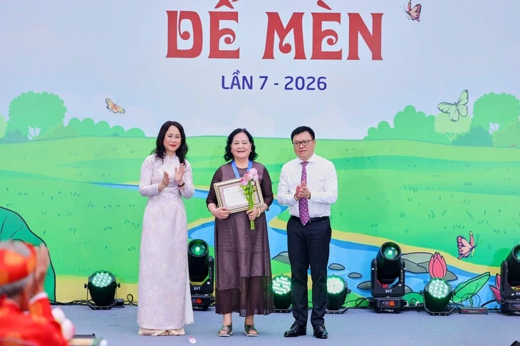 Cố họa sĩ, đạo diễn Ngô Mạnh Lân nhận giải ‘Thành tựu trọn đời - Hiệp sĩ Dế Mèn’